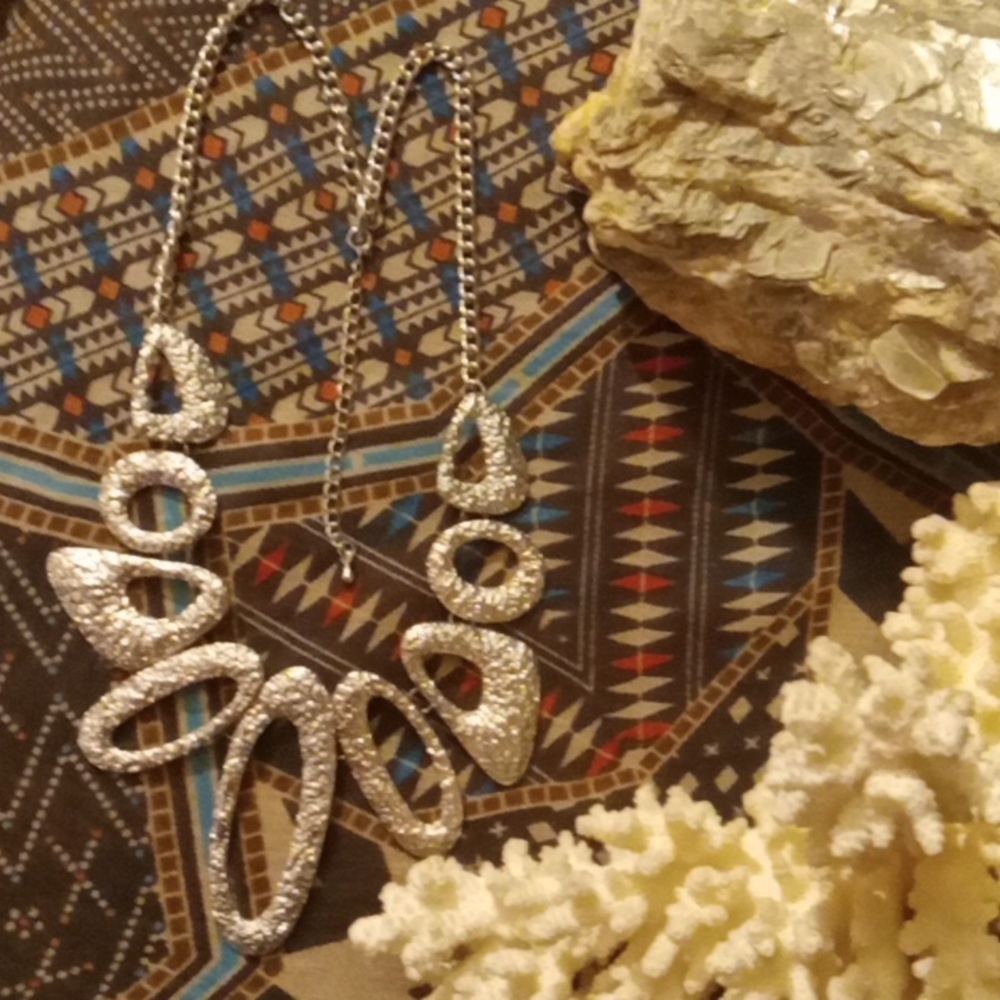 Geometric hammered metal necklace